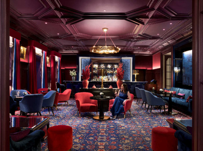 0033_Kronenhof_Pontresina_Schoene Aussichten Touristik_Lady at Kronenhof Bar